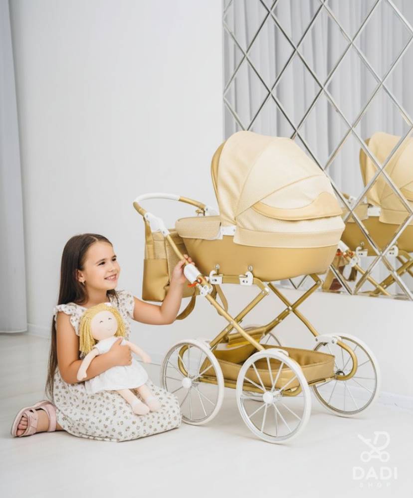 Duży wózek dla lalek Junama Dolce Mini w kolorze złotym od Tako Baby – elegancki model jak prawdziwy, idealny dla starszej dziewczynki. daid-shop