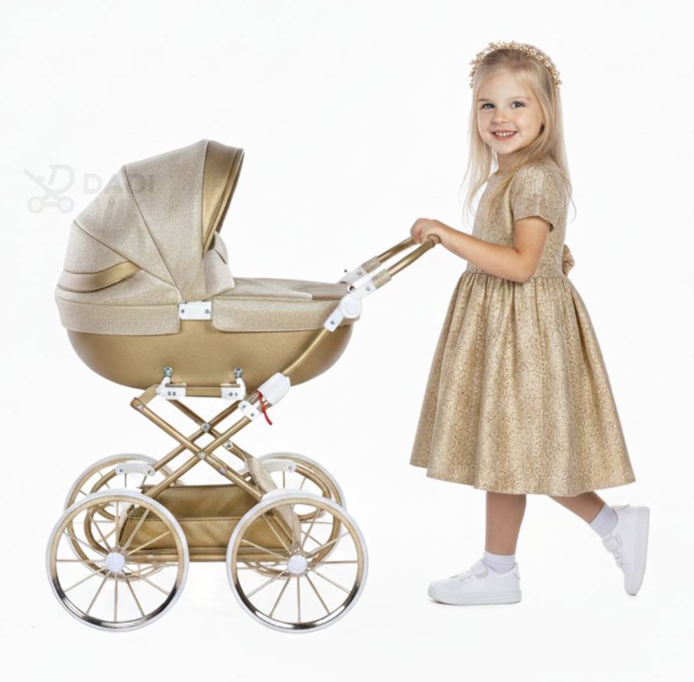 Złoty wózek dla lalek jak prawdziwy Junama Dolce Mini – elegancki model retro dla dziewczynki, z regulowaną rączką i dużymi kołami. junama Doll pram