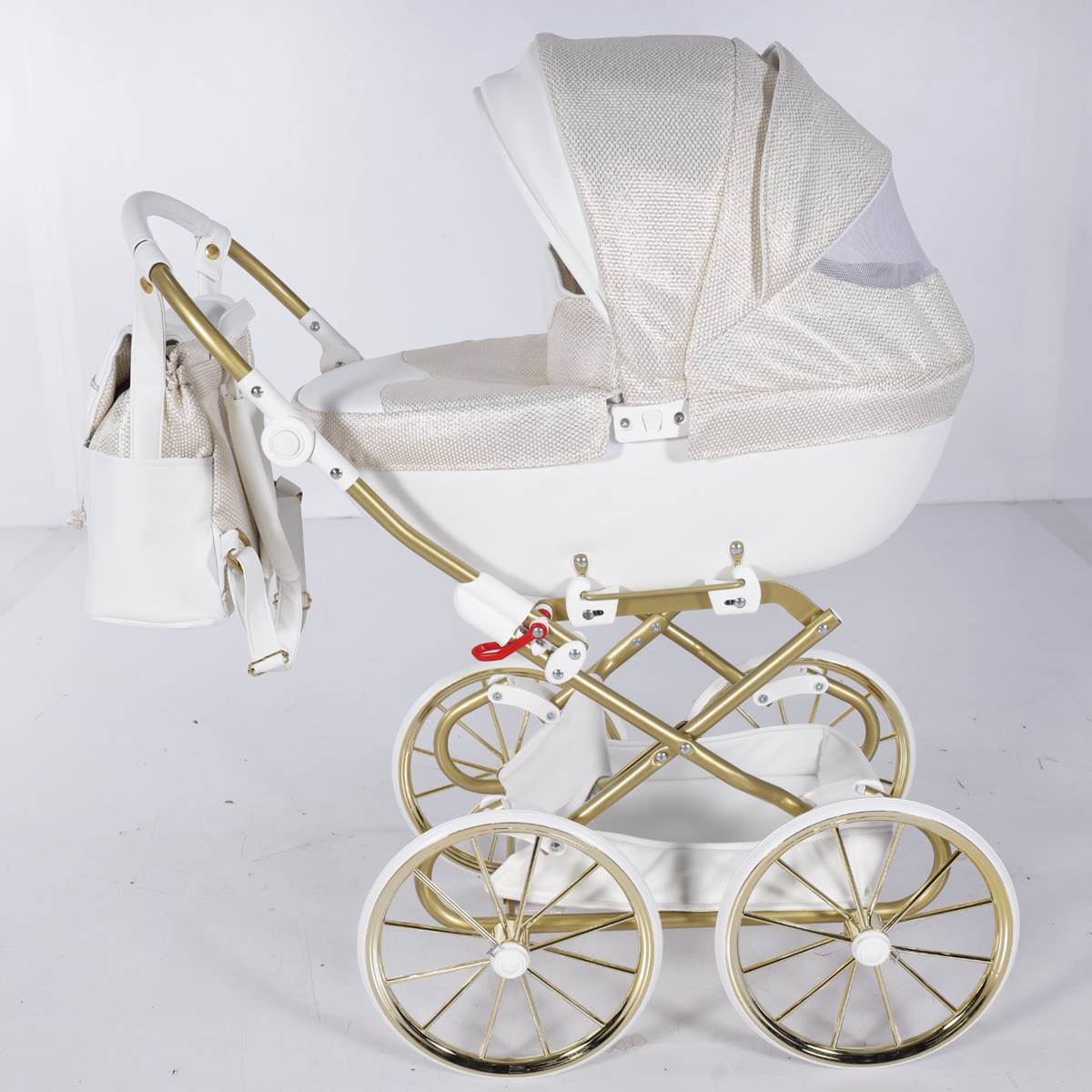 Tył wózka dla lalek Junama Dolce Mini 07 z wentylacją – biały wózek w stylu retro, lekki i funkcjonalny, idealny do zabawy na dworze.