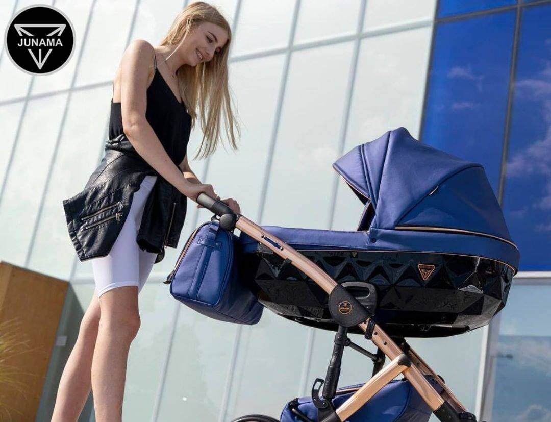 Nowoczesny wózek dziecięcy Junama Diamond Fluo 01 w odcieniu blue – styl i wygoda na złotym stelażu, dostępny w Dadi-Shop.