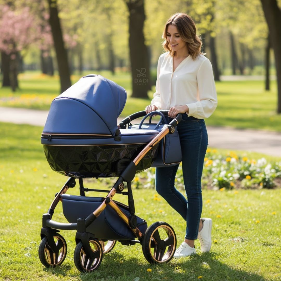 Junama Fluo Line 01 Niebieski – modelka prezentuje wózek dziecięcy podczas eleganckiej sesji lifestyle. dadi-shop