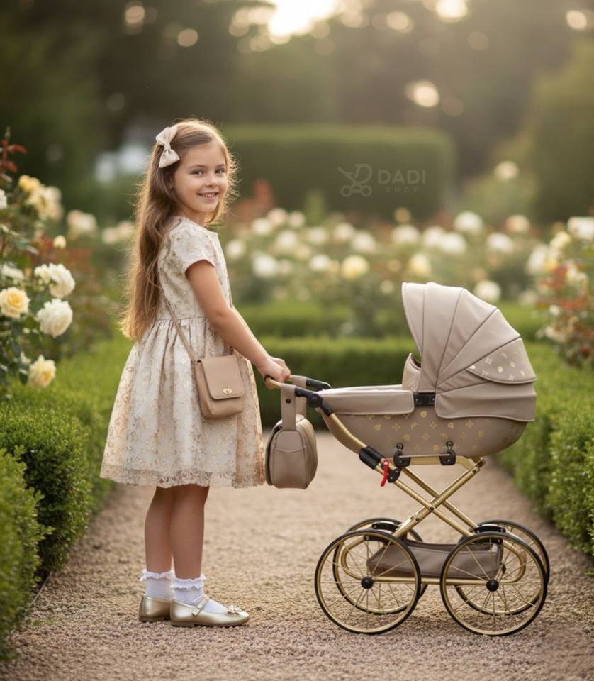 Beżowy wózek dla lalek Sunline Imperial Mini od polskiego producenta TAKO Baby – elegancka i edukacyjna zabawka, która uczy troski i opiekuńczości podczas zabawy.