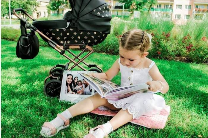 Wózek dla lalek Tako Imperial Mini 04 Czarny – dziewczynka bawi się na pikniku, elegancki i funkcjonalny model, Dadi-Shop