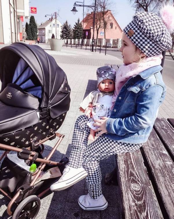 Wózek dla lalek Tako Laret Imperial Mini Czarny – dziewczynka bawi się z ulubioną lalką, elegancki i funkcjonalny model, Dadi-Shop