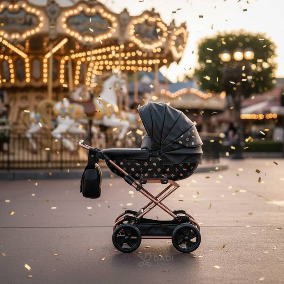 Wózek dla lalek Tako Sunline Imperial Mini czarny 04 — elegancki czarny doll pram w stylu retro, sesja plenerowa przy karuzeli, sklep Dadi-Shop.