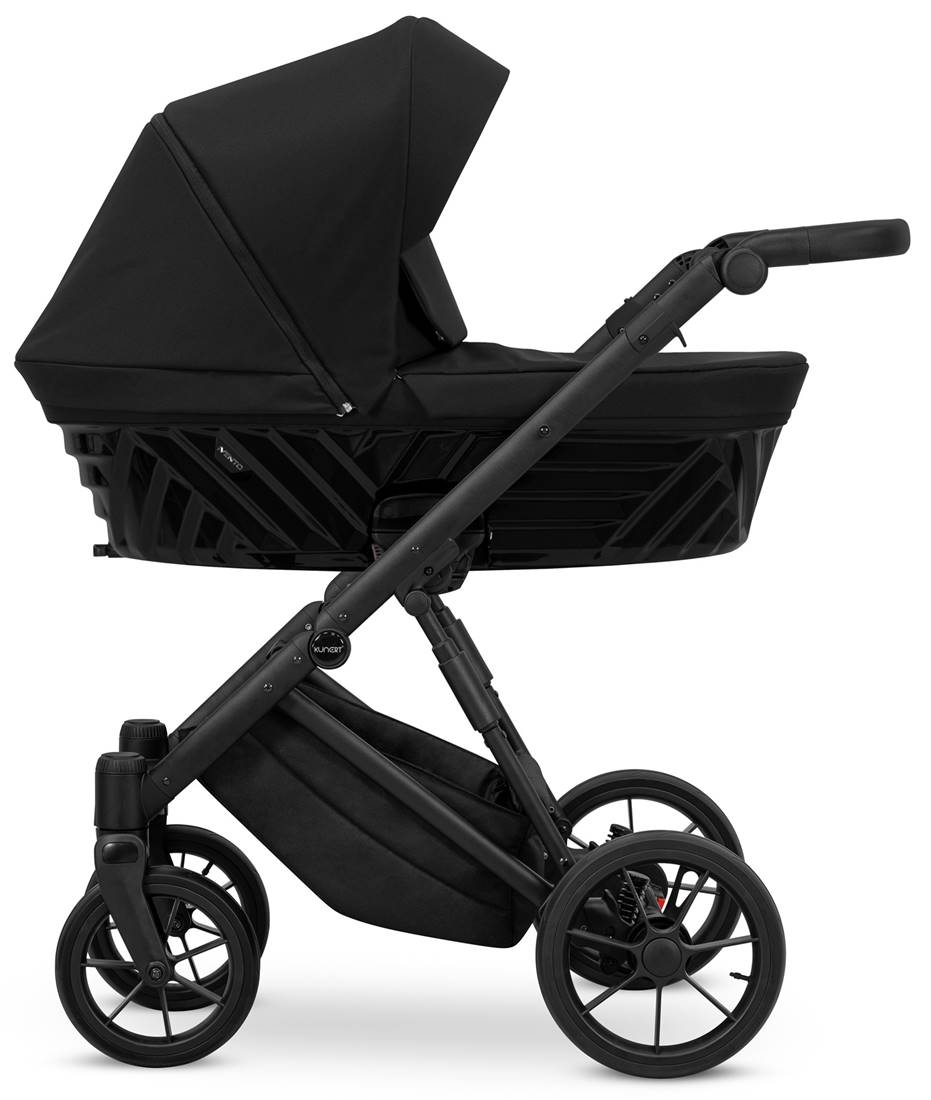 Czarna gondola 3D wózka dziecięcego Kunert Ivento Deep Black 12 na białym tle.