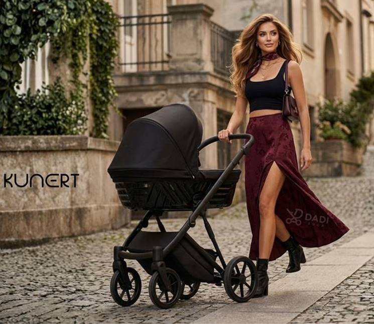 Stylowa mama prowadzi głęboki wózek dziecięcy 2w1 Kunert Ivento czarny na brukowanej ulicy miasta.