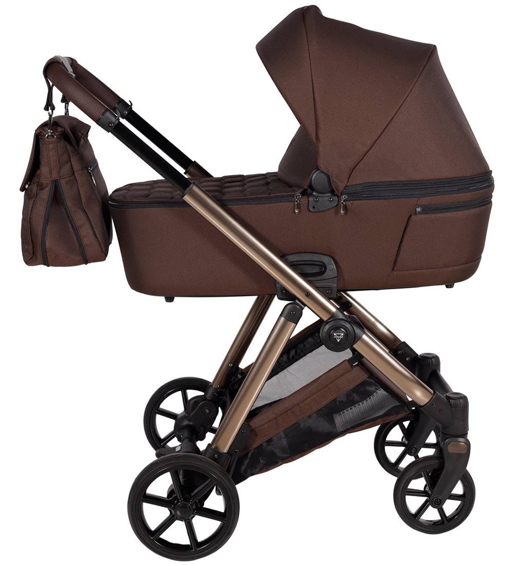 Wózek Junama Elegante 3w1 w kolorze 08 Brown – brązowa gondola z boku na złotym stelażu, model wielofunkcyjny
