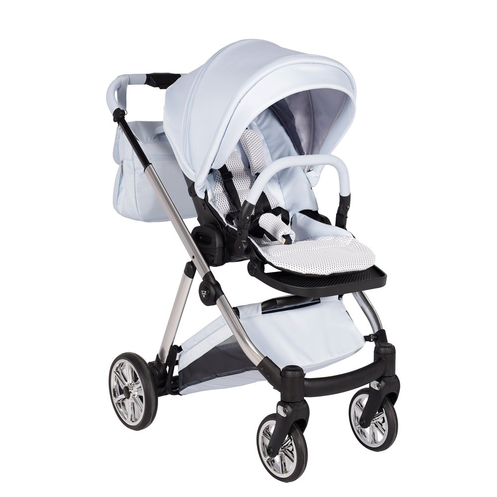 Junama Ellegante 3w1 – light lbue -09  wózek dziecięcy ze spacerówką, stylowa prezentacja modelu dostępnego w sklepie Dadi-Shop.