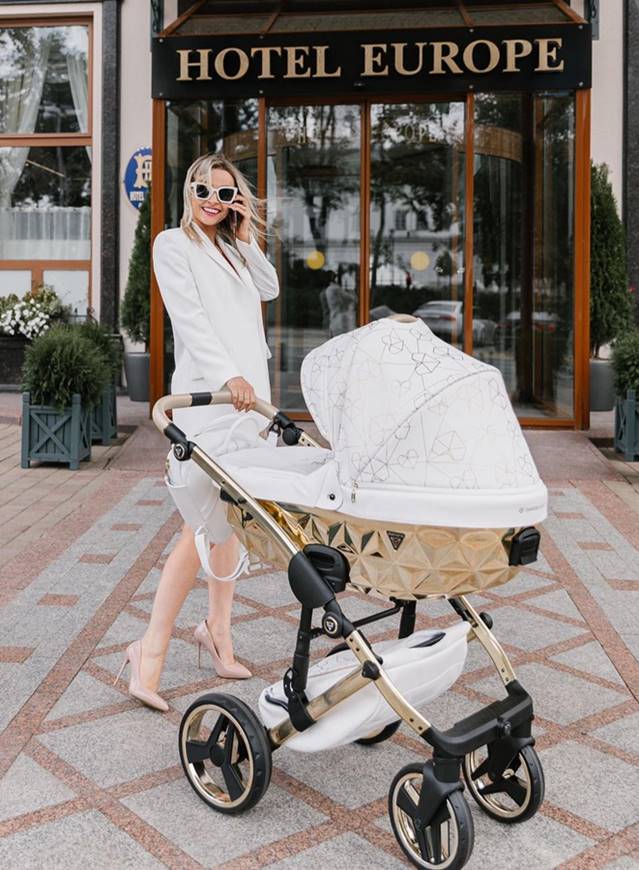 Junama Heart 3w1 wózek dziecięcy biało-złoty – sesja plenerowa w miejskim otoczeniu, Dadi Shop, luksus i komfort w codziennych spacerach