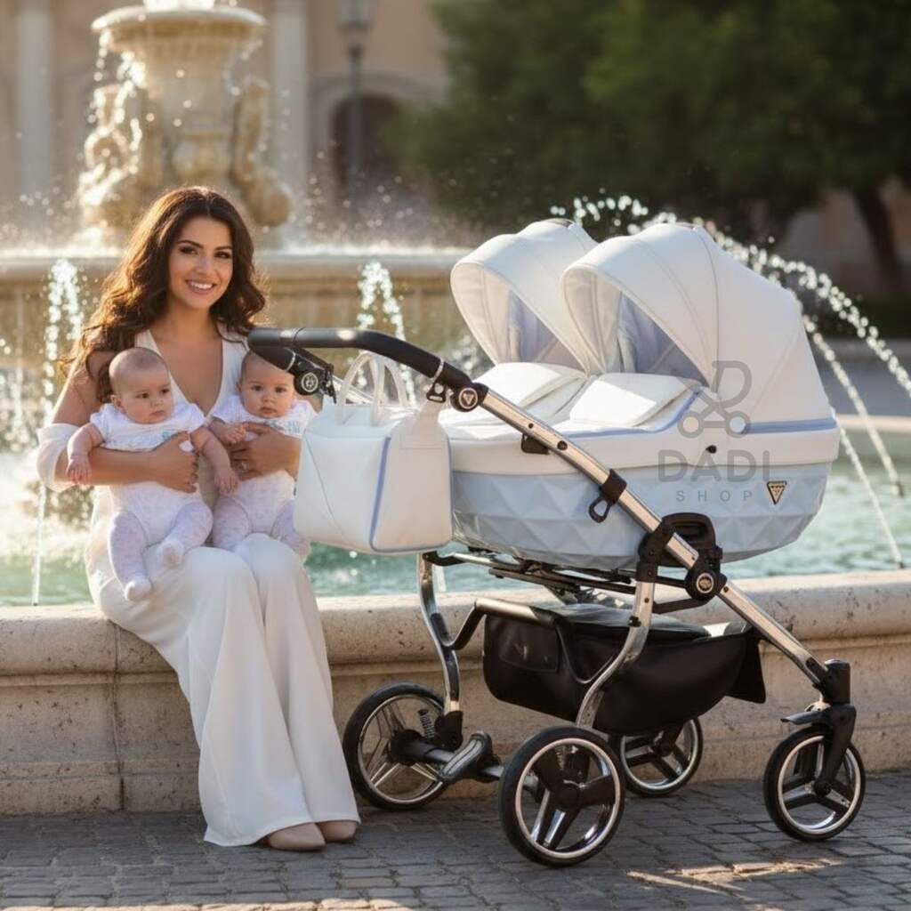 Mama z bliźniętami siedząca przy fontannie obok niebieskiego wózka Junama Candy Duo V2.