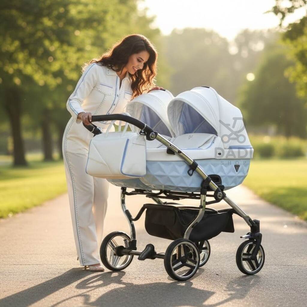 Kobieta w białym stroju i niebieski wózek bliźniaczy Junama Candy Duo V2 na ścieżce w parku.