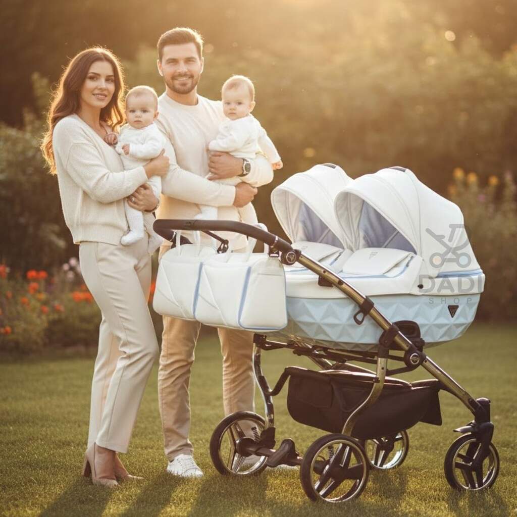 Rodzice z bliźniętami na rękach przy wózku Junama Candy Duo V2 w kolorze 02 Blue w słonecznym ogrodzie.