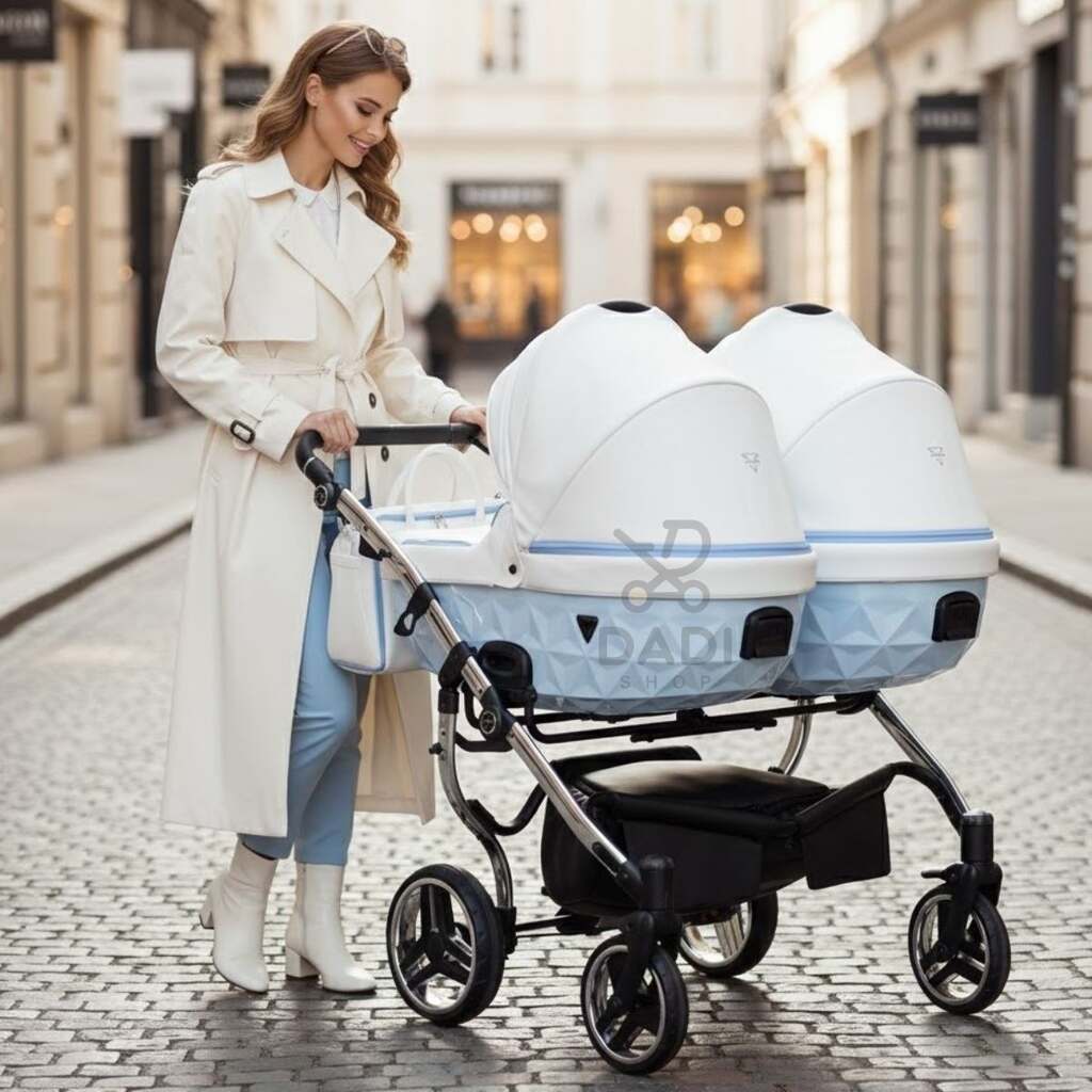 Niebieski wózek bliźniaczy Junama Candy Duo V2 prowadzony przez kobietę na spacerze.