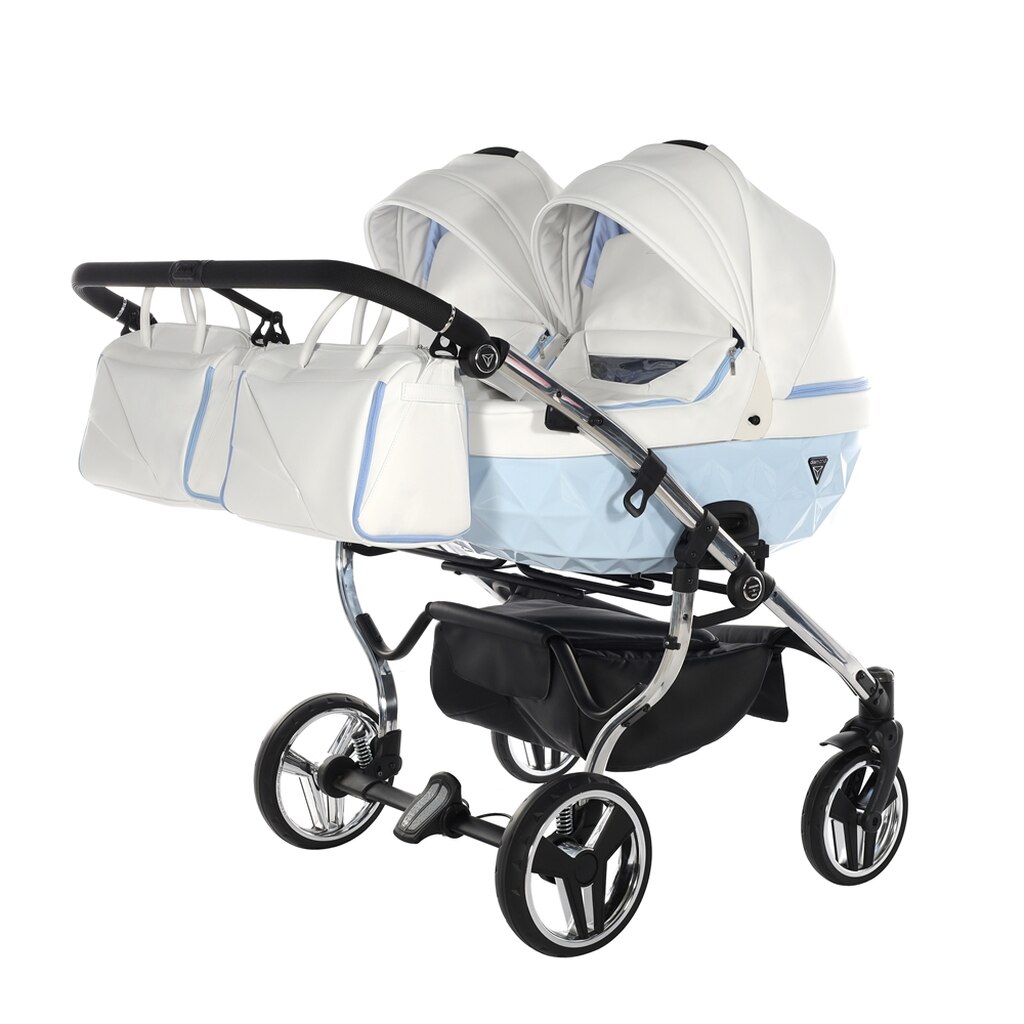 Niebieski wózek Junama Candy Duo V2 z zabudowaną gondolą chroniącą przed zimnem i wiatrem.