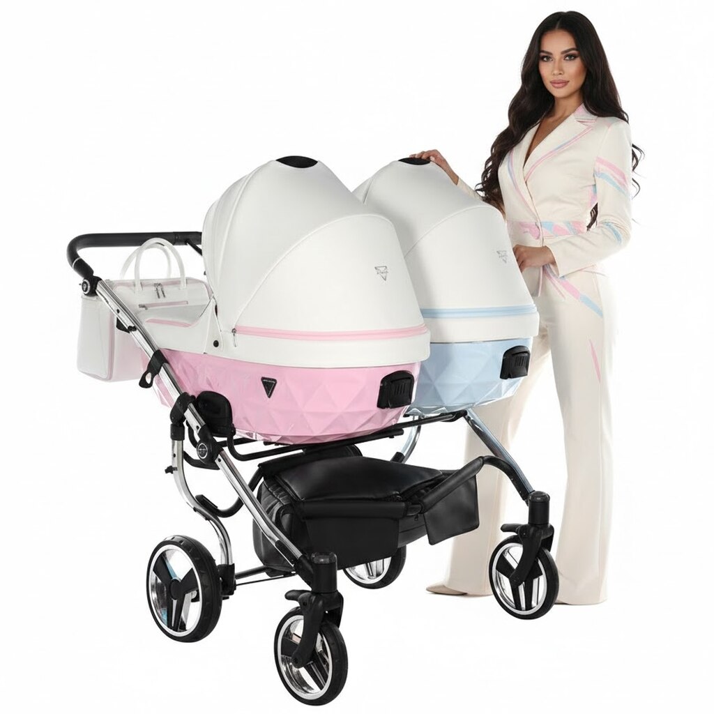 Modelka prezentująca wózek bliźniaczy Junama Candy Duo V2 w kolorach różu i błękitu na białym tle.