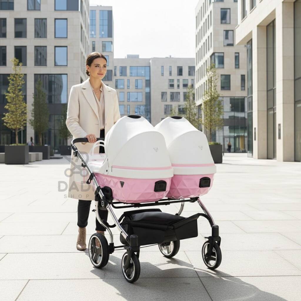 Kobieta z wózkiem bliźniaczym Junama Candy Duo V2 01 Pudrowy Róż na tle nowoczesnej architektury.