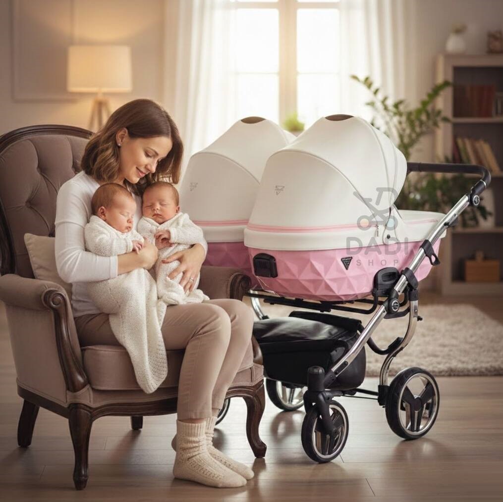 Mama z noworodkami przy różowym wózku głębokim Junama Candy Duo V2 01 Pink w przytulnym wnętrzu.