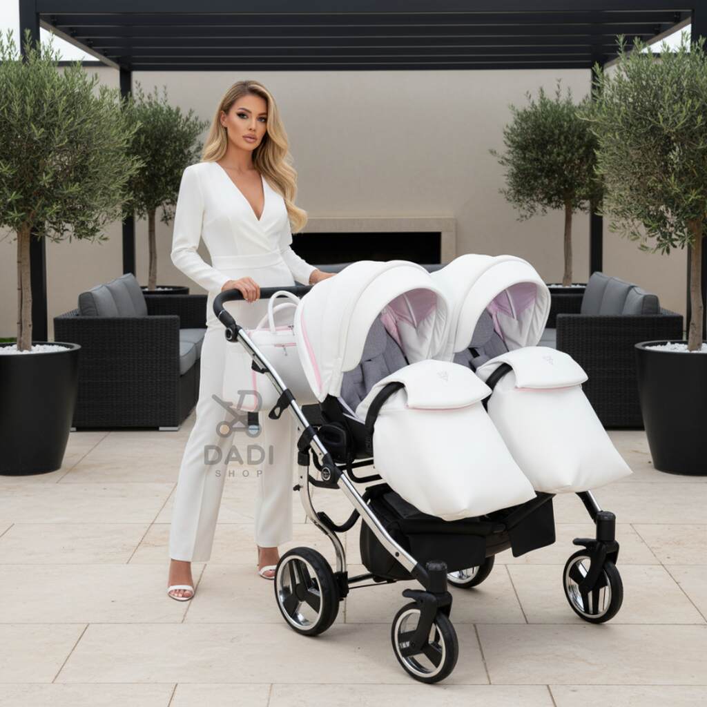 Kobieta prowadzi wózek bliźniaczy Junama Candy Duo V2 w wersji spacerowej z białymi pokrowcami