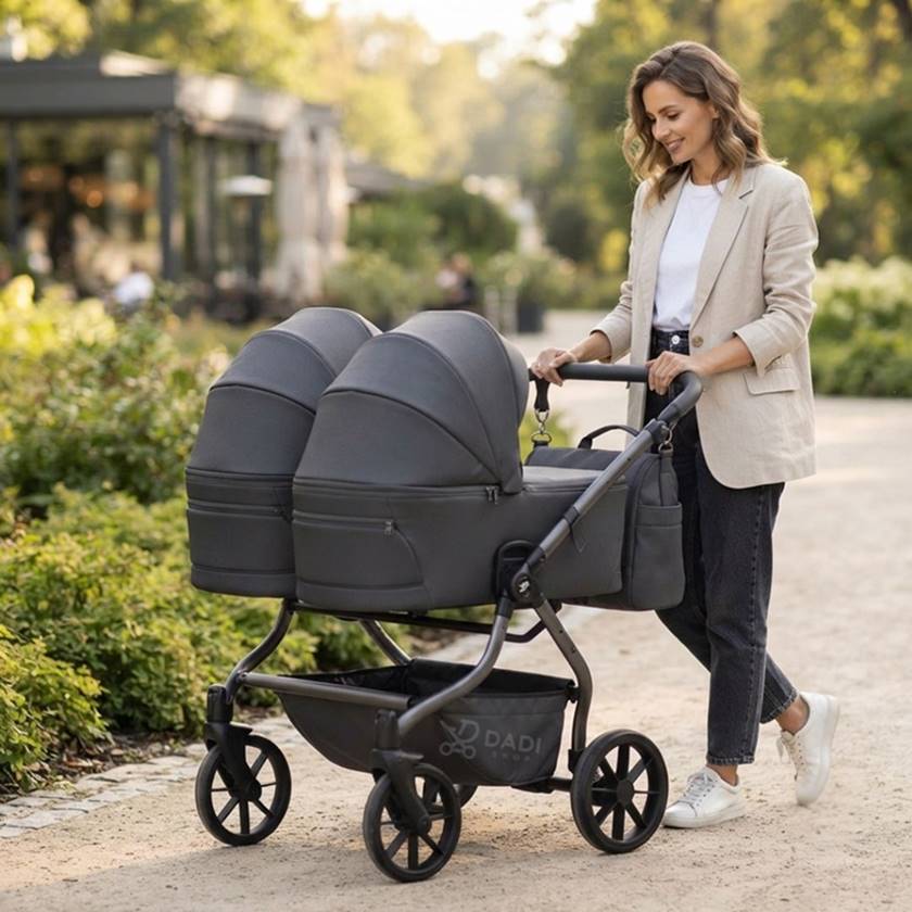 Mama spacerująca z wózkiem bliźniaczym JUNAMA DUO V4 3w1 Graphite 01