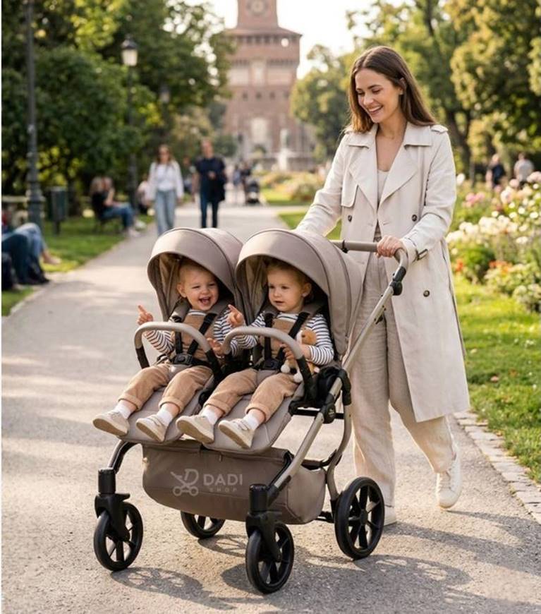 śmiechnięta mama spaceruje w parku z dwójką dzieci siedzących w wózku bliźniaczym Junama Duo V4 w konfiguracji spacerowej.