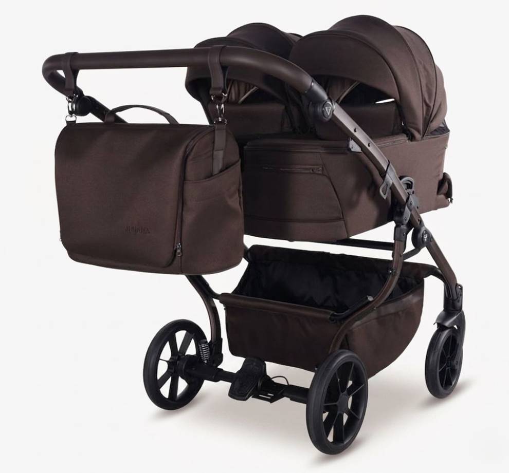 Junama Duo V4 w kolorze 05 Chocolate z zamontowanymi dwiema gondolami i torbą