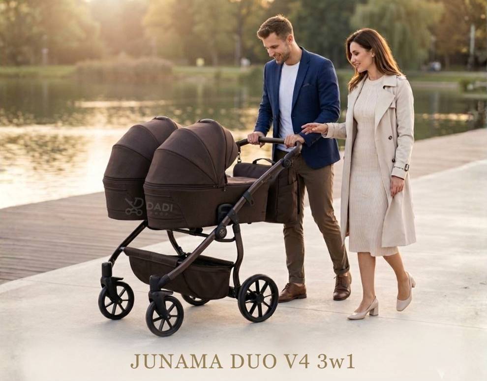 Szczęśliwa para rodziców spacerująca brzegiem jeziora z wózkiem dla bliźniąt Junama Duo V4.