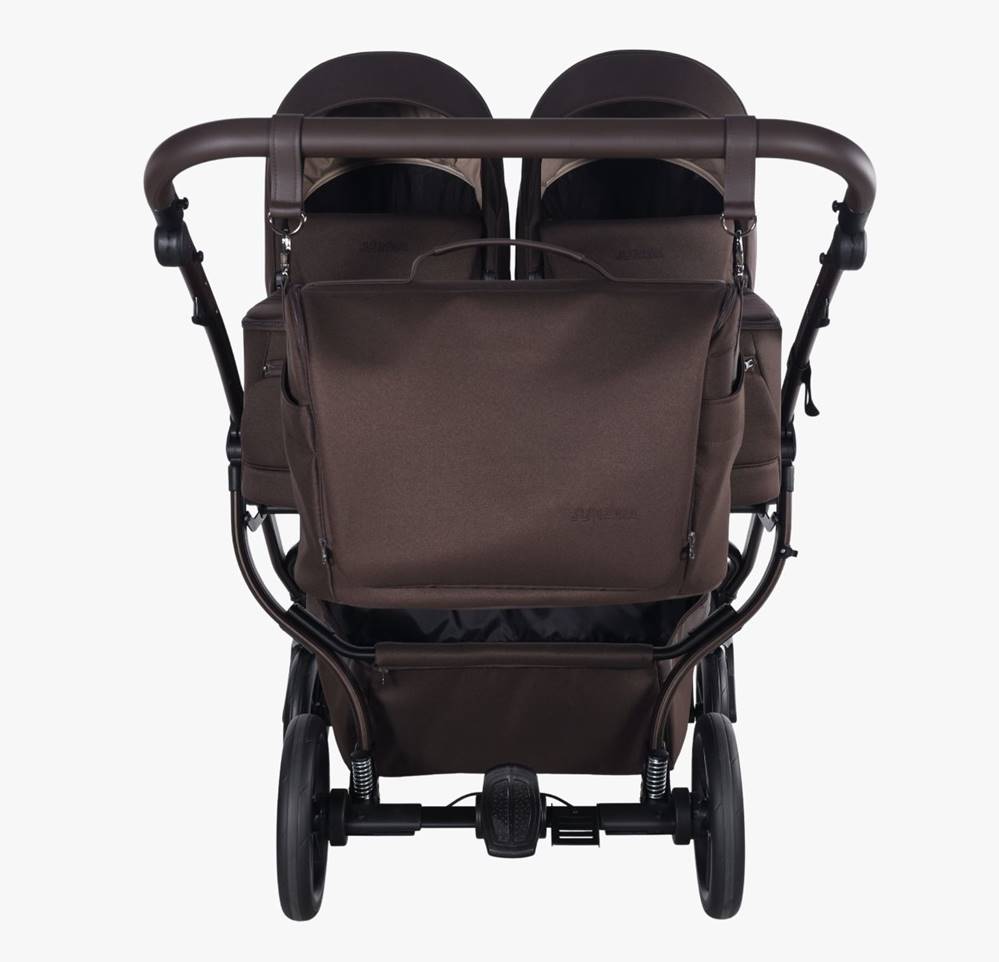 Duża, elegancka torba pielęgnacyjna zawieszona na rączce wózka bliźniaczego Junama Duo V4 05 chocolate