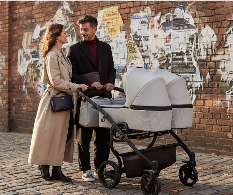 Rodzina na spacerze z  wózkiem bliźniaczym junama duo v3 eco dadi shop