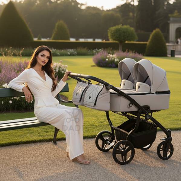 Wózek dla bliźniąt 2w1 Junama Duo V3 Eco 01 Szary – mama i dzieci na spacerze w parku. Dadi-shop