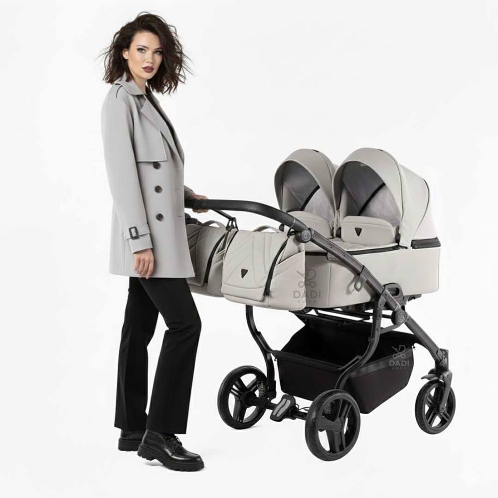 Wózek podwójny Junama Duo V3 Grey 3w1 w eleganckiej ekoskórze, prezentacja z modelką, komfort i styl dla bliźniąt, Dadi-Shop
