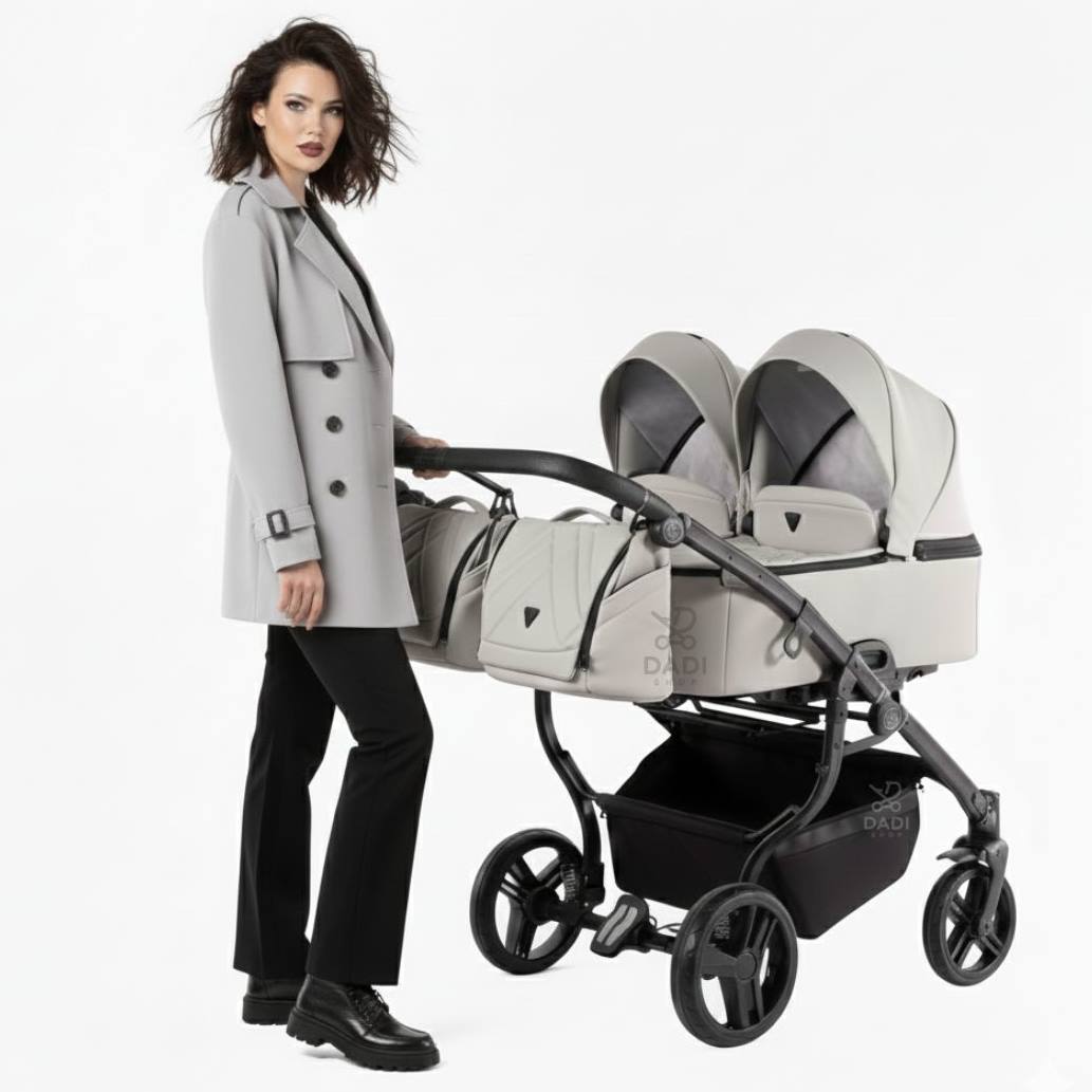 unama Duo V3 Eco – wózek bliźniaczy w studio, elegancka prezentacja modelki w sesji produktowej.