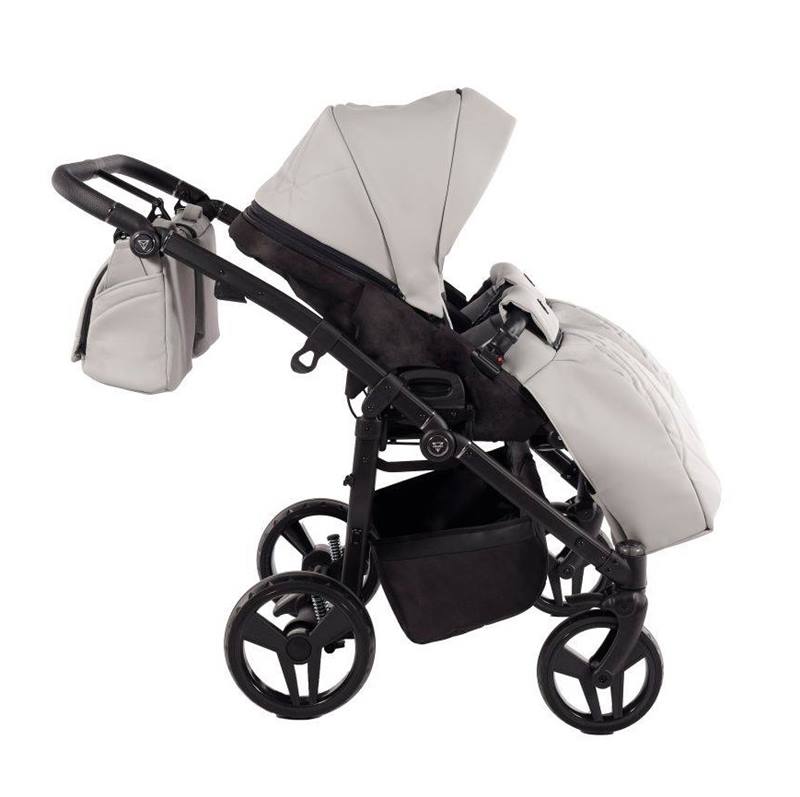 Junama Duo V3 Eco – widok boczny spacerówki z pokrowcem na nóżki i kołami, wózek bliźniaczy 4w1 Grey
