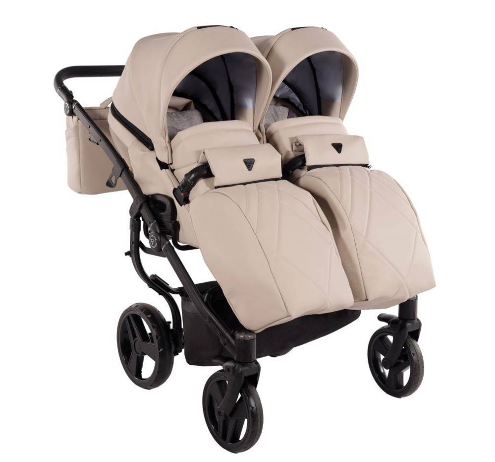 Wózek dla bliźniąt Junama Duo V3 Eco Beige – przód spacerówki z pokrowcem na nóżki dla dzieci.