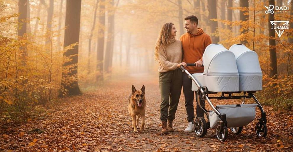 Wózek dla bliźniąt Junama Duo V3 Eco Beige – lifestyle, para spaceruje z wózkiem w lesie z psem, komfort i elegancja