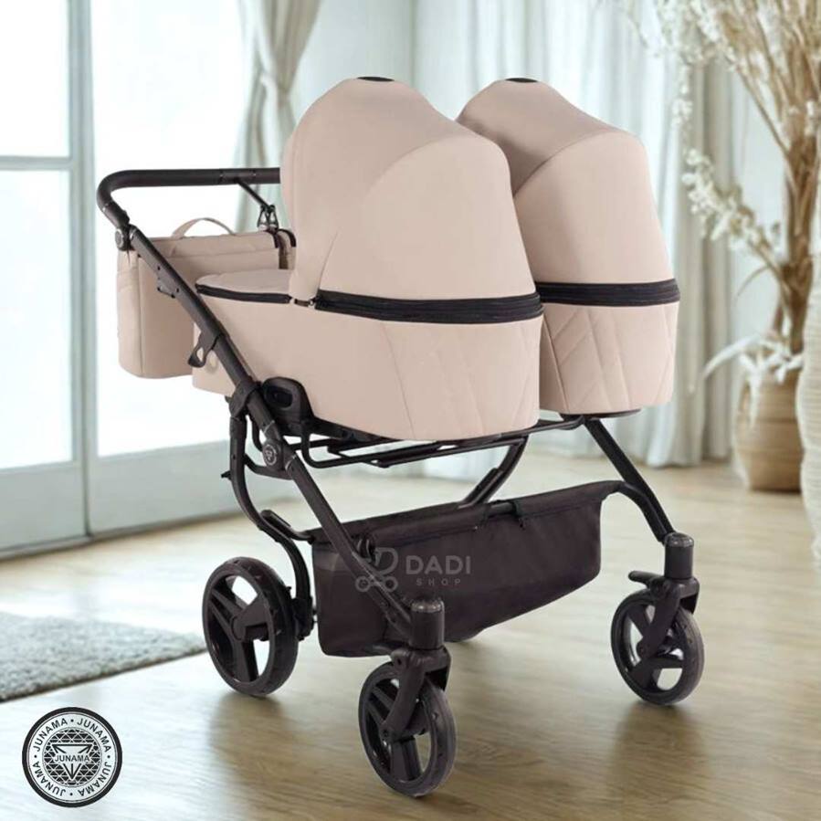 Wózek dla bliźniąt Junama Duo V3 Eco Beige – minimalistyczna sesja studyjna, gondole obok siebie, nowoczesny design.