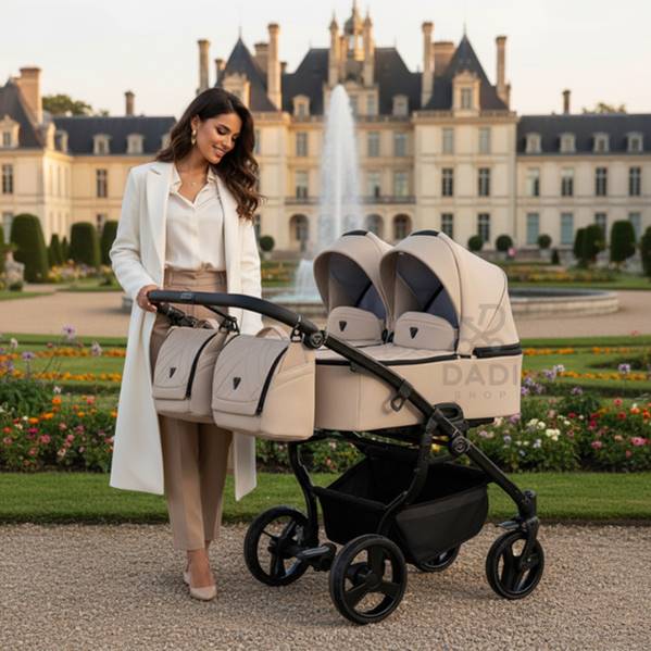 Junama Duo V3 Eco skóra beżowy  - modelka prezentuje wózek bliźniaczy na tle zamku w parku.