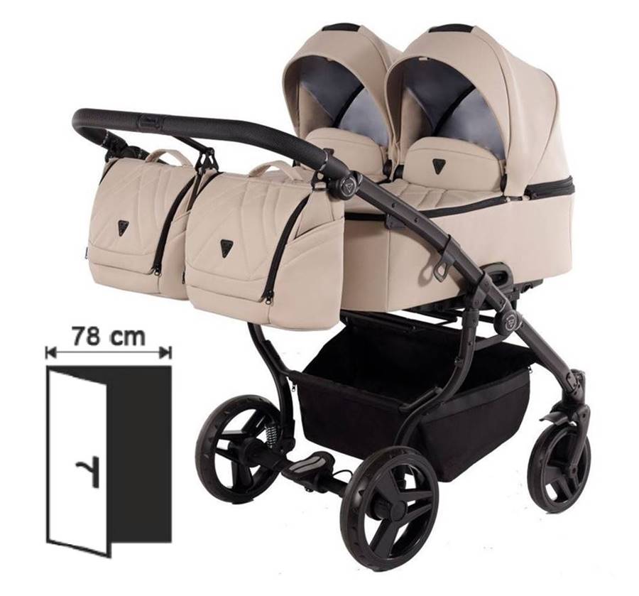 Junama Duo V3 Eco Beige – podwójny wózek bliźniaczy, gondole ustawione obok siebie, szerokość 78 cm, sesja studyjna.