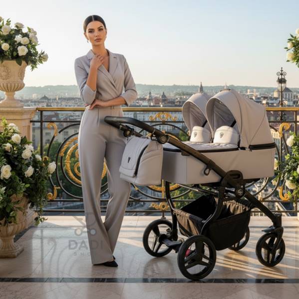 Wózek dla bliźniąt Junama Duo V3 Eco Beige – sesja lifestyle na balkonie w otoczeniu kwiatów z modelką.