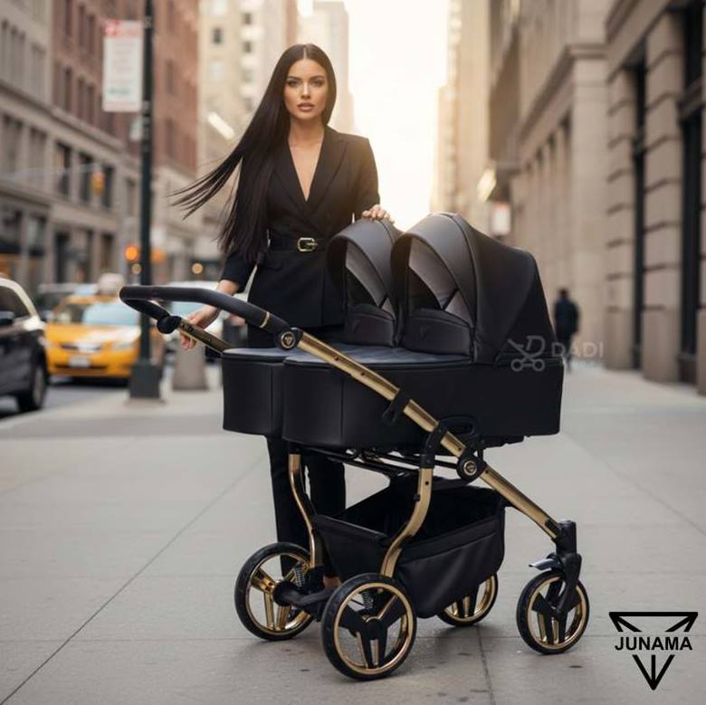 Junama Duo V3 Eco Beige – wózek bliźniaczy na sesji modowej w miejskiej scenerii z modelką.