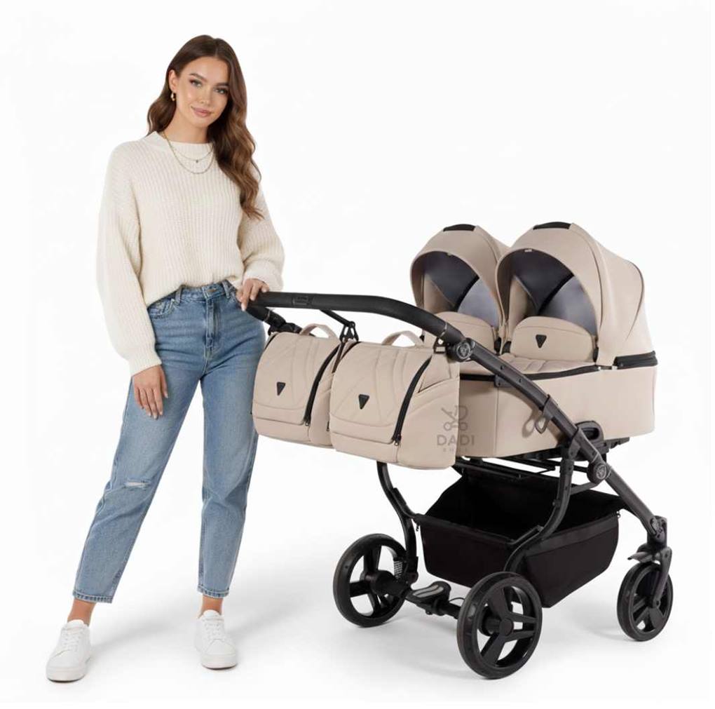 Wózek bliźniaczy Junama Duo V3 Eco Beige – pełny widok, odpinane pokrowce łatwe w czyszczeniu, sesja studyjna z modelką