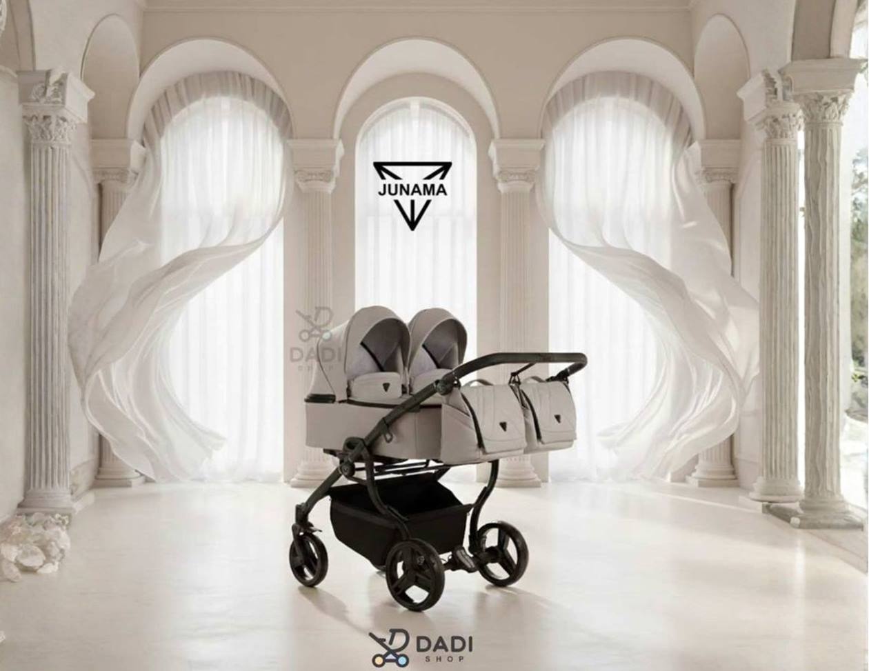 Wózek bliźniaczy Junama Duo V3 Eco 2w1 – dwie gondole obok siebie w studio.