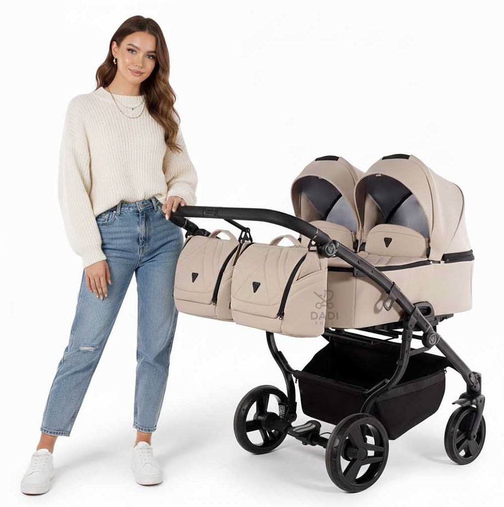 Beżowy wózek bliźniaczy Junama Duo V3 z dwiema gondolami w casual sesji studyjnej z modelką