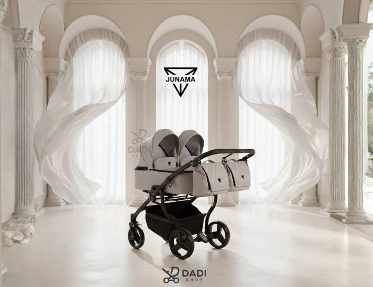 Wózek dziecięcy dla bliźniąt – minimalistyczna, elegancka aranżacja studyjna.