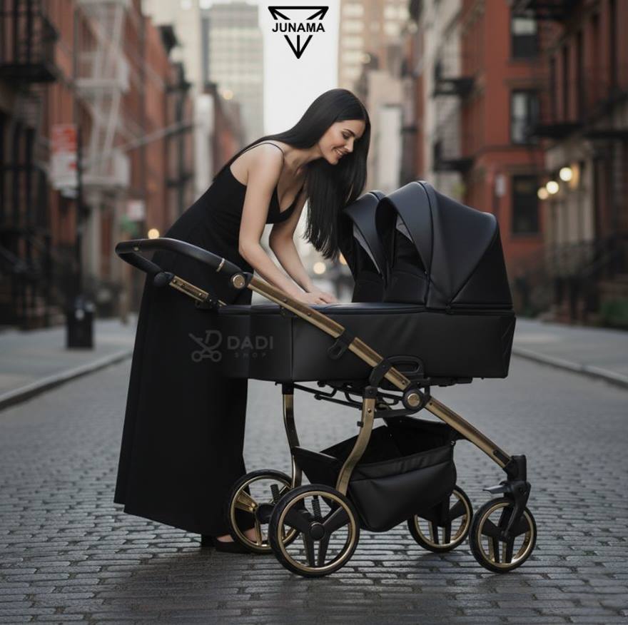 Mama nachyla się do gondoli wózka bliźniaczego Junama Duo V3 Eco, troskliwie opiekując się swoimi bliźniakami.