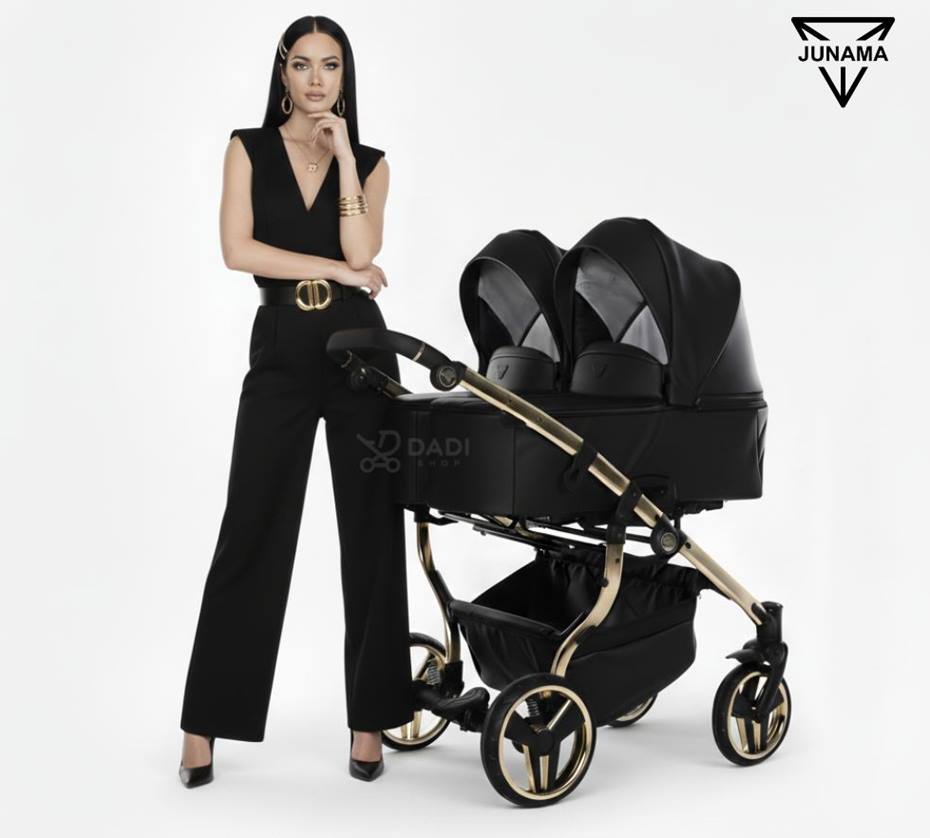 Junama Duo V3 Eco Black & Gold – głęboko-spacerowy wózek bliźniaczy z eko-skóry, prezentowany przez modelkę.dadi-shop