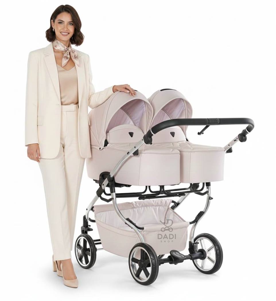 Kobieta prezentuje wózek dziecięcy dla bliźniąt Junama Duo V3 Eco w kolorze Rosa.