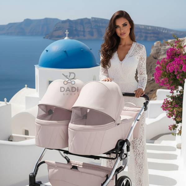 Wózek bliźniaczy Junama Duo V3 Eco Rosa z panelami wentylacyjnymi, plenerowa sesja lifestyle Grecka sceneria.