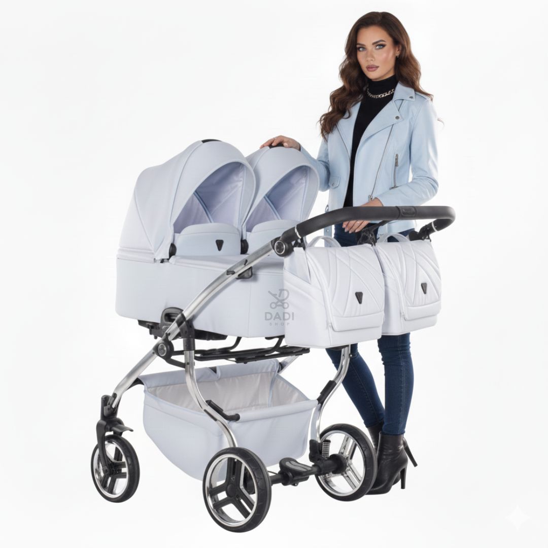 Modelka prezentuje wózek Junama Duo V3 Eco Baby Blue w studio na białym tle.