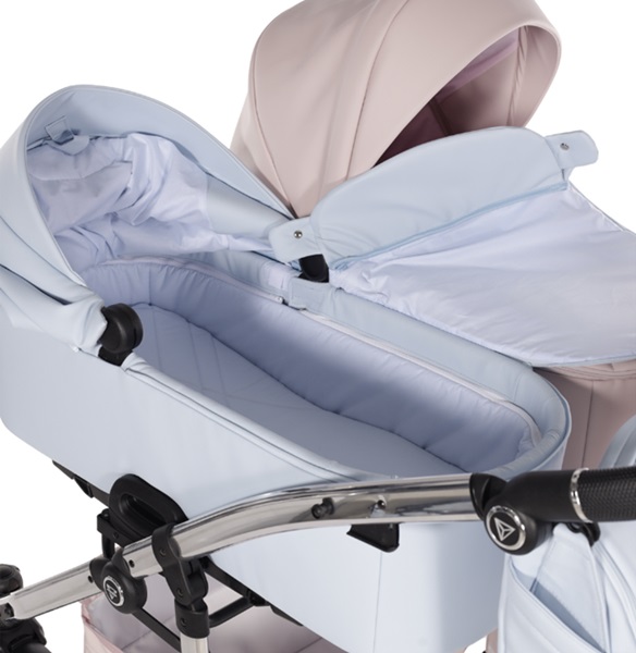 Junama Duo V3 Eco 4w1 – wnętrze gondoli z miękkimi materacami.